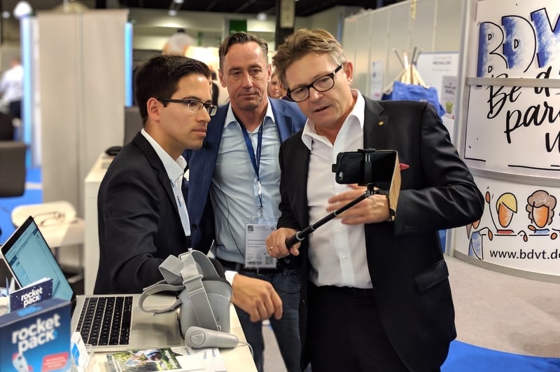 Michael Witzke, Robert Jahrsdorfer und Jürgen Hollstein drehen ein Live-Video von der Zukunft Personal Europe 2018