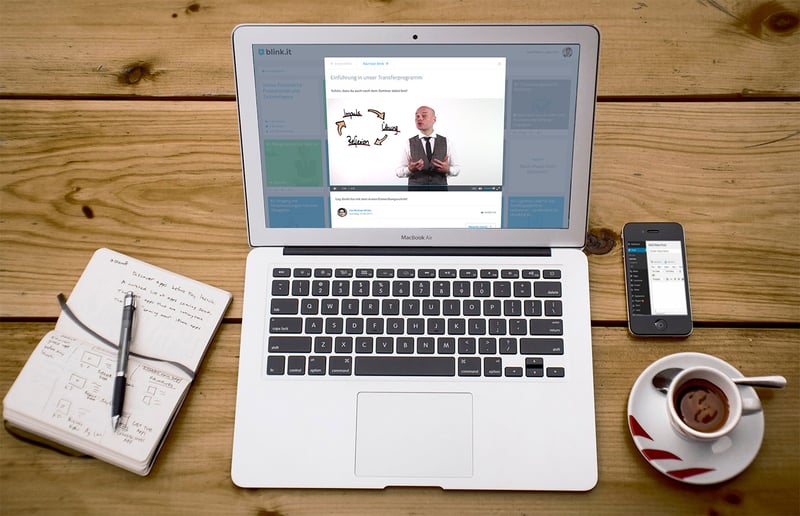 Laptop mit Online-Kurs: Videos im Blended Learning