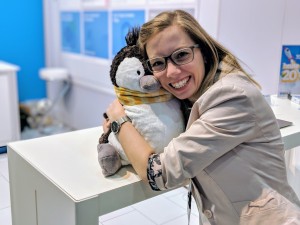 LEARNTEC 2018 - Julia umarmt den Pinguin
