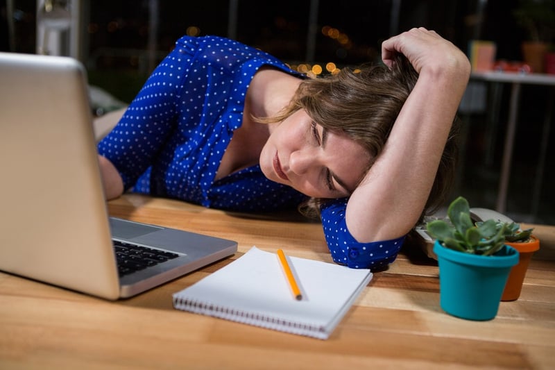 Müde vorm Laptop: Im Blended Learning kann der Trainer darauf einwirken, die Teilnehmer zu motivieren