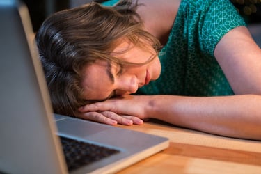 Frau schläft am Laptop: Geld im Schlaf verdienen funktioniert auch mit Online-Kursen nicht 