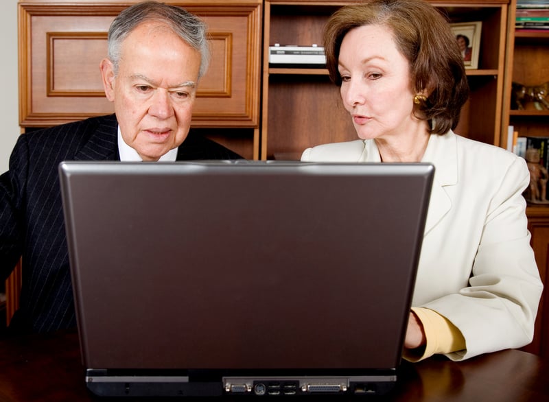Der Computer, das fremde Wesen? Auch Teilnehmern von Weiterbildungen fällt die Umstellung von klassischen Seminaren zu E-Learning manchmal schwer.