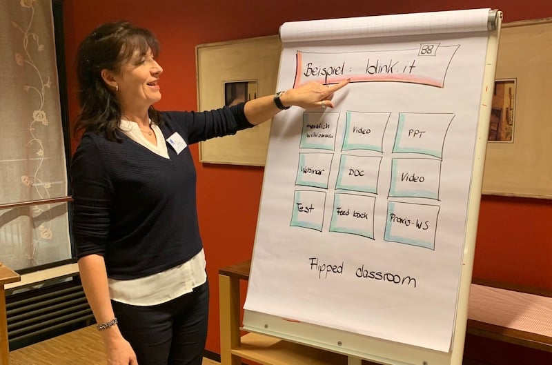 Auch Plattformen für Blended Learning waren ein Thema in der Lernwerkstatt: Heike Molin teilt ihre Begeisterung für blink.it mit den Trainerkollegen.