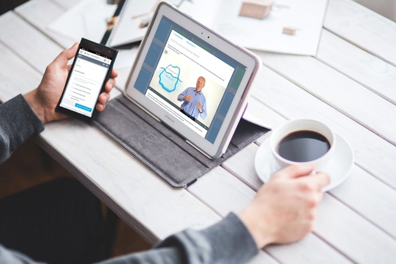 Online-Kurs am Tablet, Smartphone oder Laptop.