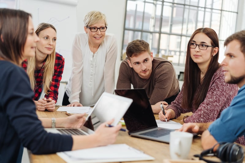 Lerngruppen mit Kollegen sind eine gute Möglichkeit, gemeinsame Lernzeiten in Unternehmen zu nutzen.