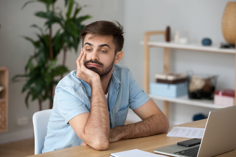 Im Dauer-Homeoffice sinkt die Motivation der Mitarbeiter für die alltägliche Arbeit und für E-Learning.