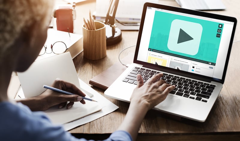 Screencast-Videos im Online-Kurs vermitteln komplexe Abläufe einfach und verständlich.