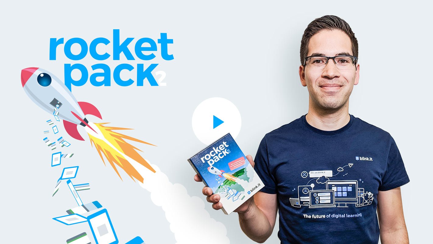 Michael hält das rocket pack – das Kartenspiel für Blended Learning – in der Hand