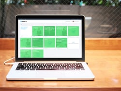 mockup-demokurs-tisch