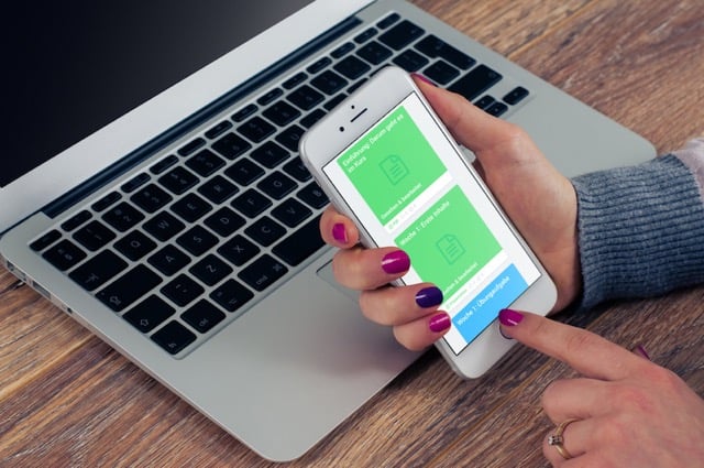 Eigene Mobilgeräte für E-Learning zu nutzen erhöht die Motivation, ermöglicht mobiles Lernen und spart Kosten. Quelle: blink.it