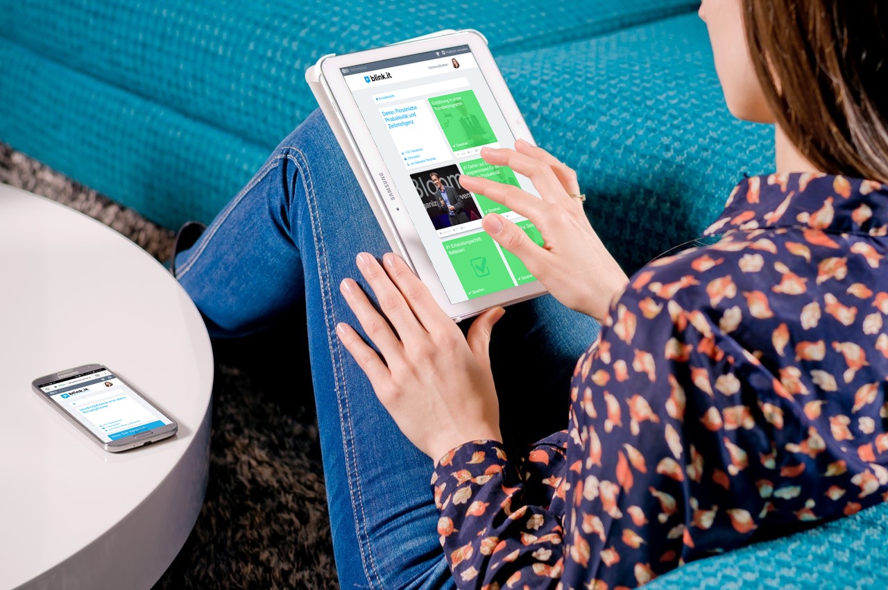blink.it: Frau am Tablet und Smartphone daneben: die blinkit Software fuer Blended Learning funktioniert auf vielen Geraeten